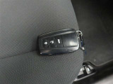 スマートキーです。バッグやポケットに携帯していれば、キーを取り出さなくてもドアの解錠・施錠ができます。ハイブリッドシステムの起動はブレーキを踏みながらパワースイッチをワンプッシュするだけです。