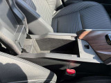 アームレスト付きなのでリラックスして運転が出来ます!収納スペースです