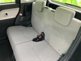後席は座面と背もたれにゆとりを感じさせ、同乗者がくつろぎやすい空間です。ヘッドレストも備わり、窓からの光が室内に広がる明るい雰囲気も魅力です。