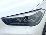 ●LEDヘッドライト:夜間走行時も良好な視界を確保し安心して運転できる高輝度LEDヘッドライトを装備!点灯速度が早く、消費電力も抑えられています。