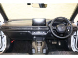操作性に優れた運転席となります!小物入れや各ボタンの配置にこだわり、使いやすいです!座り心地もよく視認性も良好なのでロングドライブもお任せ下さい!