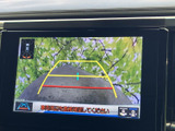 車両後方の映像にガイド線が重なり、駐車時に周囲との距離感を確認しやすい画面です。表示を見ながら後退できるため、駐車操作をサポートしてくれます。