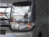 【LEDヘッドライト】悪天候や夜間走行時も良好な視界を確保し安心して運転できる高輝度LEDヘッドライトを装備。明るい上に点灯速度が早く消費電力も抑えられています。