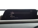 Bluetooth接続やUSBでの動画・音声再生、ラジオなど多彩な機能に対応しています。スマートフォンと接続してお好みの音楽を手軽に再生でき、日常の移動から長距離ドライブまで快適に過ごせる設計です。