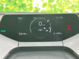 速度やシフト位置、燃料残量などの情報が画面内にまとまり、運転に必要な表示を確認しやすい構成です。走行中も視線移動を抑え、状況把握に役立ちます。