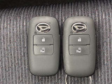 ドアの開閉時、両手が荷物で塞がっている時はキーレスでのカギの解除が大変ですよね。スマートキーはポケットやバッグに入れておけば、ノブに触れただけでロックの解除が可能です。とても便利な機能です。