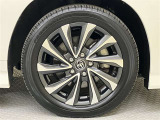 純正のアルミホイール装着。タイヤサイズは205/55R17です。