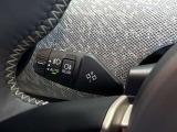MINIの運転席操作部は、中央に構えるディスプレイが最大の特徴です。航空機を思わせるトグルスイッチなど、直感的で遊び心のあるメカニカルな操作感が、ゴーカートのような走りの高揚感を高めます。
