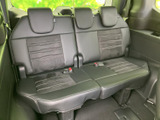 3列目は横並びで座れるシートにヘッドレストを備え、複数人での乗車に対応します。後方の窓から外の様子を確認でき、車内の一員として落ち着いて過ごせる空間です。