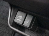 ◆USB接続端子◆スマホやiPodなどを接続して、いつもの音楽を車内でもお楽しみいただけます♪