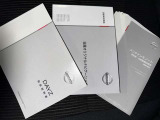 メンテナンスノート、取扱説明書です。 その車の整備記録が事細やかに記録されています。 車が生まれてから今までどのような道を歩んできたのか判るとても重要な物ですよ。