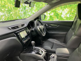 前席へ向かう視界が広がり、運転席まわりのメーターや画面も見渡せる配置です。座席やセンターコンソールがまとまり、乗り込んだ際にも室内の様子を把握しやすくなっています。