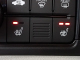 運転席と助手席には、【シートヒーター】が装備されています。温度調整も切り替えができお好みの設定で快適なドライブを楽しめます。腰から下が暖まると、暖房よりも体があったまりますよ。