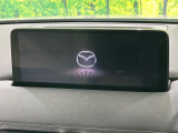 【10.25インチマツダコネクト】車内の雰囲気にマッチした大型ディスプレイ。スマホ接続でのナビ使用やBluetooth再生等、様々な機能が楽しめます。直感的なダイヤル操作が可能で、使い勝手も良好です。