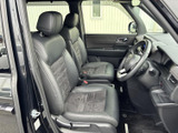 前席は視界が開けており、運転席から周囲を確認しやすいレイアウトです。ゆったりしたシートと落ち着いた色合いで、乗り込んだ際にもくつろぎを感じられる空間になっています。