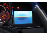 パーキングカメラを装備し、駐車時には車両後方の映像を確認することが可能です。車体後方の状況を視覚的に把握しやすくなるため、駐車スペースへの出し入れや後退時の安全確認をサポート。
