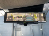 スマートルームミラーは、車両後方に設置されたカメラの映像を、ルームミラーに映し出すことで、死角をなくし、安全性を向上させることができます。また、夜間や雨天時でも、クリアな映像を映し出すことができます。