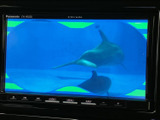 画面いっぱいに映像を表示でき、停車中のひと休みにテレビ番組などを楽しめます。車内で過ごす時間を充実させたい方にうれしい装備で、見たい番組を選んで気軽に視聴できます。