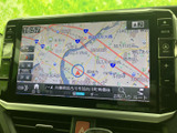 地図上で現在地や周辺の道路を確認でき、目的地までのルート設定にも活用できます。画面上の案内を見ながら行き先を確認できるので、慣れない道でも便利です。