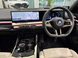 コックピットは、BMWらしくセンター・コンソールがドライバーに向けて傾けられた設計になっています。