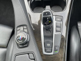 【シフトノブ】BMWの高性能オートマチックは、ATセレクトレバーを左側に倒すことで、通常の「D」から「S」(スポーツ)または「M」(マニュアル)へと切り替えが可能です。
