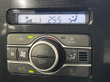 【オートエアコン】一度お好みの温度に設定すれば、車内の温度を検知し風量や温度を自動で調整。暑い&hellip;寒い&hellip;と何度もスイッチ操作をする必要はありません。快適な車内空間には必須の機能ですね♪