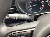 レバーをAUTOの位置にしているとき、レインセンサーが雨を感知すると、雨量に応じてワイパーが自動で作動してくれるオートワイパーを装備!設定変更で非作動にすると、間欠作動に固定されます。