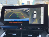 後方の映像に加えて車両周辺の表示も確認でき、駐車時の位置合わせをサポートします。画面上のガイド表示を目安にできるので、後退時の周囲確認に便利です。