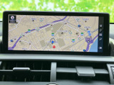 地図を大きく表示する画面で周辺の道路や目印を確認でき、目的地までの道順を把握しやすい装備です。画面脇には各種メニューの表示もあり、日常のお出かけをサポートします。