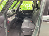 運転席まわりは前方の見通しがよく、落ち着いて運転に向き合える空間です。シートは身体を預けやすい形状で、足元もすっきり。乗り降りしやすい開口部も日常でうれしいポイントです。