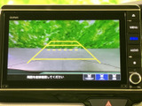後方の映像に車幅の目安となるガイド線が表示され、駐車時に周囲との距離を確認する助けになります。画面下部で表示を切り替えられるため、駐車の場面に合わせて使える装備です。