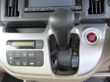 インパネシフトだから視線の移動も少なく足元もスッキリ♪運転席もゆったりしているのでゆとりを持ってドライブできますね!