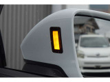 ドアミラー付近に備わる運転支援の警告表示。周囲の状況確認を補助します。