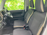 前席は柄入りのシートにベージュのアクセントを添え、車内を明るくまとめています。運転席まわりから前方を見渡しやすく、毎日の移動も心地よくお使いいただけます。