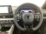 【ハンドル】運転にかかわる様々な操作を安全に行えるように視点移動が少なく操作性に配慮されたスイッチ類が凝縮されたコックピットです。