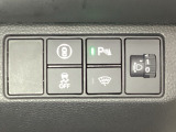 ハンドルの右側にはヘットライトリベライザーとHondaセンシング用のメインスイッチがついています。ヘッドライトリベライザーは道路状況や積荷の加重に応じてライトの高さを調節できます。