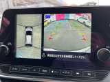 車を真上から見ているように、周囲の状況を把握しながら安心して駐車が行えるアラウンドビューモニター装備!