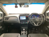 【前方視界】開放的な前方視界!運転がしやすく疲れにくいです♪窓が大きく、見通しがとっても良いおクルマですよ♪