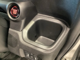 運転席側のドリンクホルダー付き♪