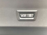 【電動トランク】ボタン一つでトランクの開閉が可能です。リモコンキーでの操作もできます。