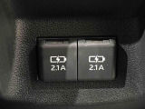 センターコンソールボックス後部のUSB充電ポートがツインなのはウレシイ♪