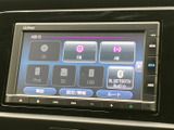 音楽ソースの選択肢が画面上に並び、使いたい項目を見つけやすい構成です。ラジオや各種メディアなど、気分や乗車シーンに合わせて音楽を楽しみたい方に便利です。