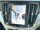 【360&deg;ビューカメラ】4台の高解像度カメラで360度の鳥瞰図を表示。隣の車や壁、死角にある障害物などを画面で確認できるため、狭いスペースでの駐車・出入りも安心です。