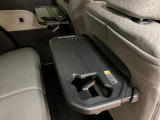 後部座席には格納式のテーブルがありますよ♪