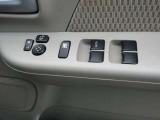 運転席の窓操作部分です。スイッチでミラーや窓の開閉が電動で行えます。