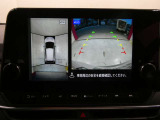 ギアを『R』に入れるとナビ画面に、まるで雲の上から覗いているような映像が映り、駐車をサポートしてくれます。