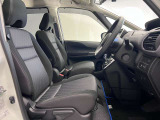 運転席も広くゆとりのある室内です