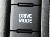ドライブモード切替スイッチです。このボタンを押すと、車の走行特性を切り替えられます。