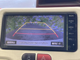 画面には車両後方の映像と進路の目安が表示され、駐車時の後方確認をサポートします。周辺を目で確かめながら車庫入れでき、画面脇のボタンから各項目を確認できます。