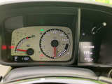 速度計や燃料計、各種表示がひと目で確認しやすく、運転中の状況把握をサポートします。走行に必要な情報がまとまり、毎日の移動でも確認しやすい実用的な配置です。